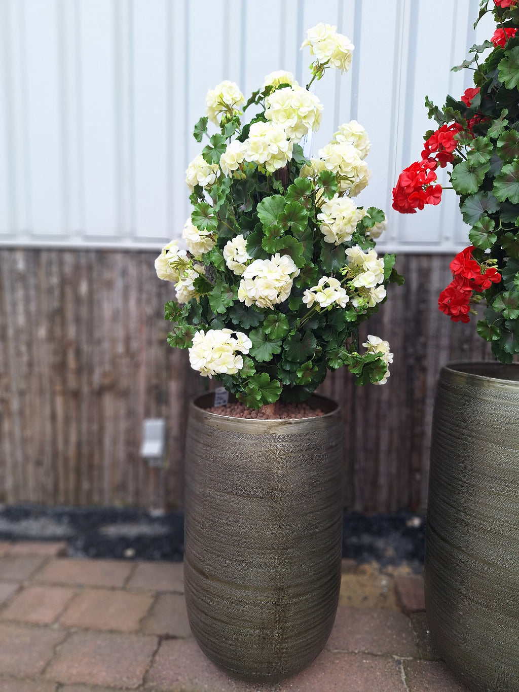 Geraniumkunst 110 cm piramideplant UV crèmewit