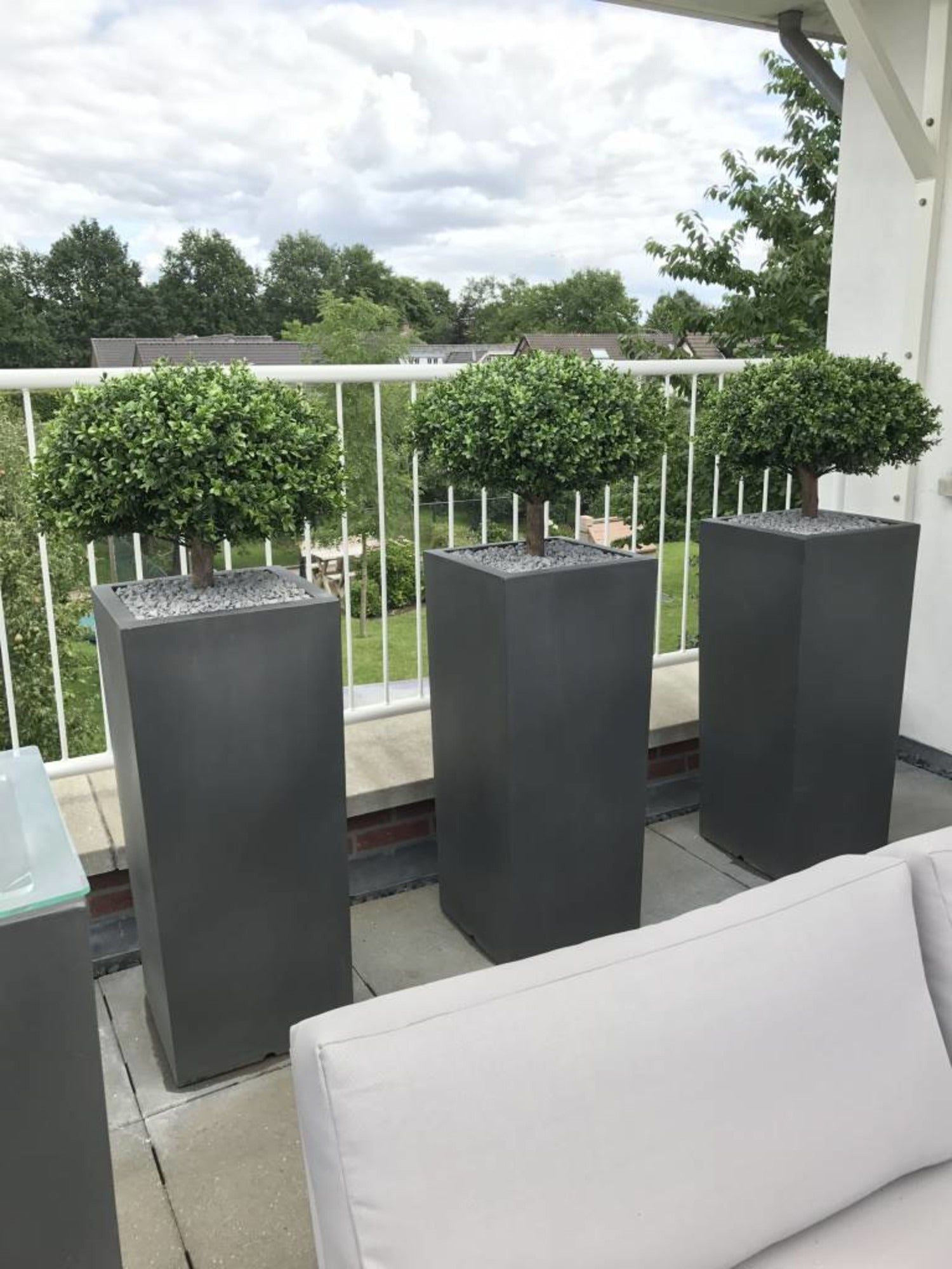 Kunstbuxus voor buiten 1/2 bol op stam 65 cm UV-bestendig