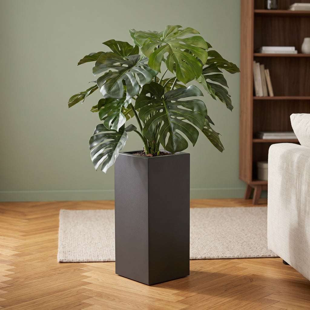 Monstera deluxe kunstplant 75 cm met gespleten bladeren in antraciet vierkante sierpot op witte achtergrond